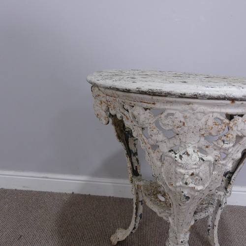 722 - A white painted cast iron pub Table, with wooden top, W 61 cm x H 74 cm x D 61 cm.