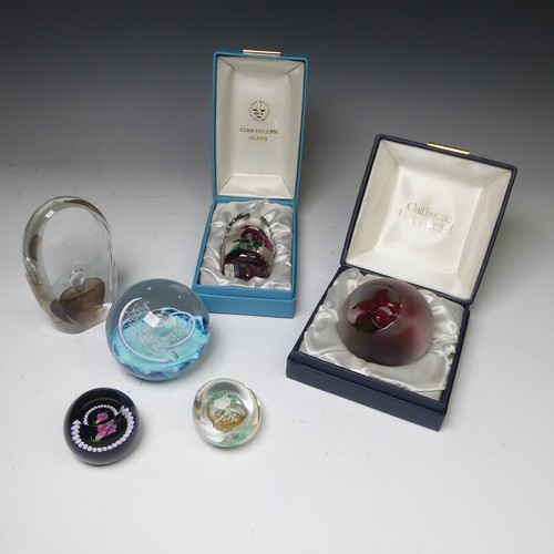 153 - A small quantity of Paperweights, to comprise Selkirk ‘Azure’, a Caithness limited editi... 