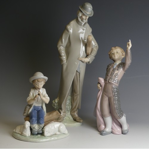 209 - A Lladro porcelain figure of 'Old Man with Violin', H 35cm, together with a Lladro figure of a young... 