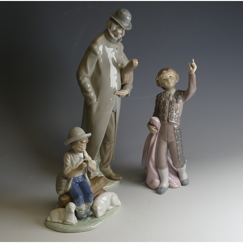 209 - A Lladro porcelain figure of 'Old Man with Violin', H 35cm, together with a Lladro figure of a young... 