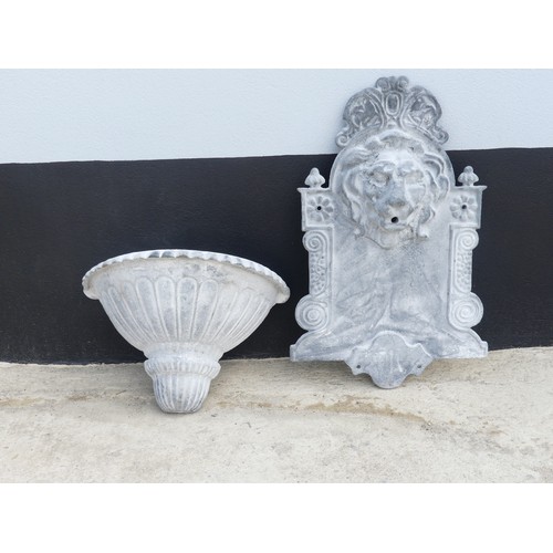 726 - A wall-mounted lead water Fountain in the shape of a lions head, above basin/reservoir, W 42 cm x H ... 