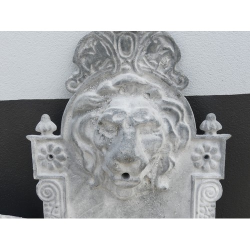 726 - A wall-mounted lead water Fountain in the shape of a lions head, above basin/reservoir, W 42 cm x H ... 