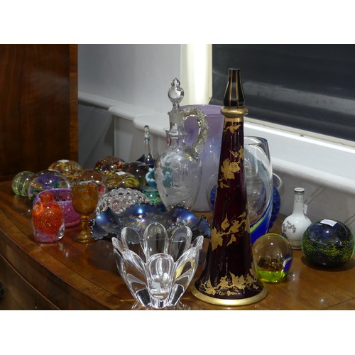 195 - A quantity of mixed Glassware, to comprise Orrefors examples, colourful examples, etched and gilded ... 