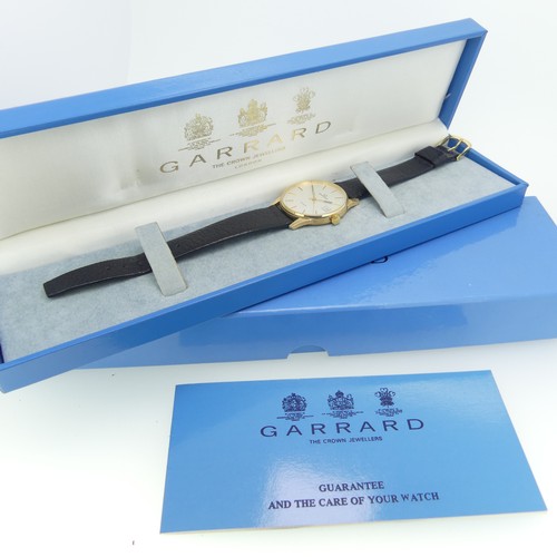 284 - A 9ct yellow gold Garrard quartz Wristwatch, the reverse with presentation inscription dated 1990, 3... 