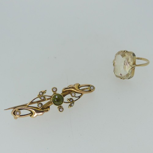 217 - A 15ct yellow gold Bar Brooch, millegrain set with a central peridot and seed pearls, 4cm long, 2.8g... 