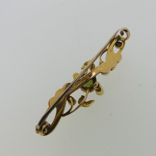 217 - A 15ct yellow gold Bar Brooch, millegrain set with a central peridot and seed pearls, 4cm long, 2.8g... 