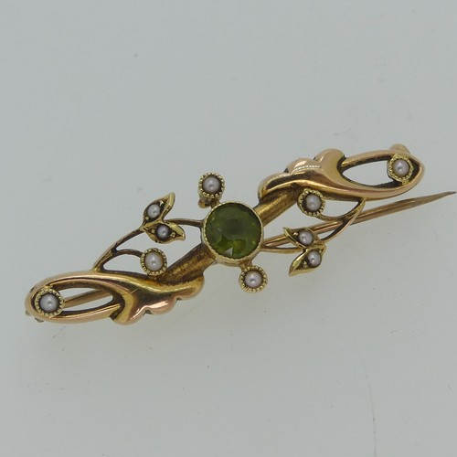 217 - A 15ct yellow gold Bar Brooch, millegrain set with a central peridot and seed pearls, 4cm long, 2.8g... 