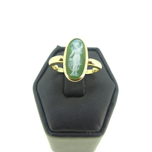 101 - An Edwardian green stone Cameo Ring, hallmarked Birmingham, 1901, in the classical style, the oval c... 