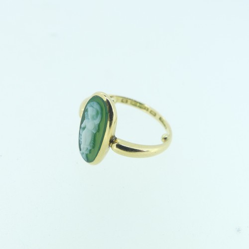 101 - An Edwardian green stone Cameo Ring, hallmarked Birmingham, 1901, in the classical style, the oval c... 