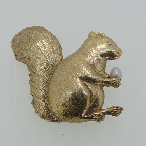 198 - A 9ct yellow gold Squirrel Brooch, modelled holding a cultured pearl 'acorn', 3cm wide, 7g.... 