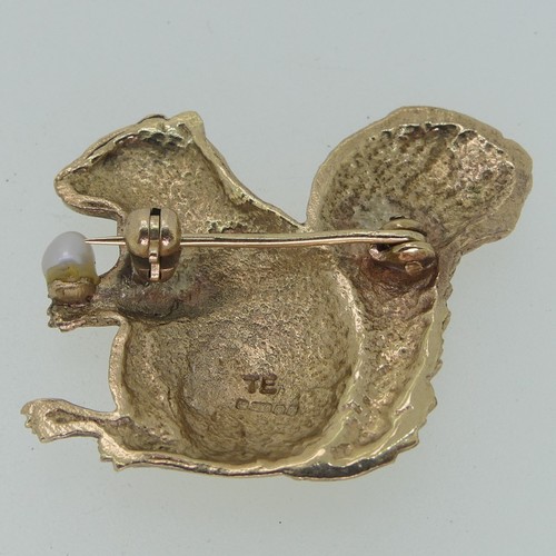 198 - A 9ct yellow gold Squirrel Brooch, modelled holding a cultured pearl 'acorn', 3cm wide, 7g.... 