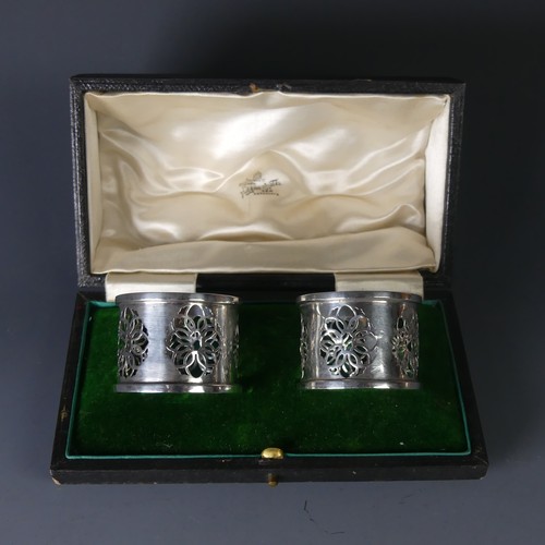 19 - A cased pair of George V silver Napkin Rings, by Mappin & Webb Ltd, hallmarked Birmingham, 1912,... 