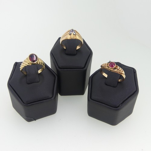 109 - A 9ct yellow gold garnet Ring, the oval facetted stone 7.3mm long collet set with fluted shoulders, ... 