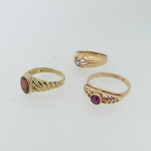 109 - A 9ct yellow gold garnet Ring, the oval facetted stone 7.3mm long collet set with fluted shoulders, ... 