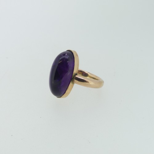 110 - An oval cabochon amethyst Ring, 2cm long, mounted in 9ct rose gold, Size M, 7.2g.