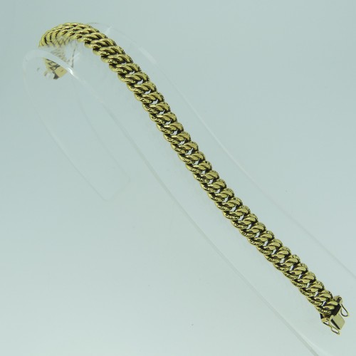 181 - An 18ct yellow gold Bracelet, with integral clasp, 10.2mm wide, 19.5cm long, 25.1g.