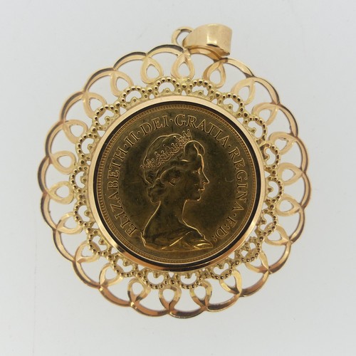 308 - An Elizabeth II gold Sovereign, dated 1978, in a pierced 18ct gold mount with French hallmarks, tota... 