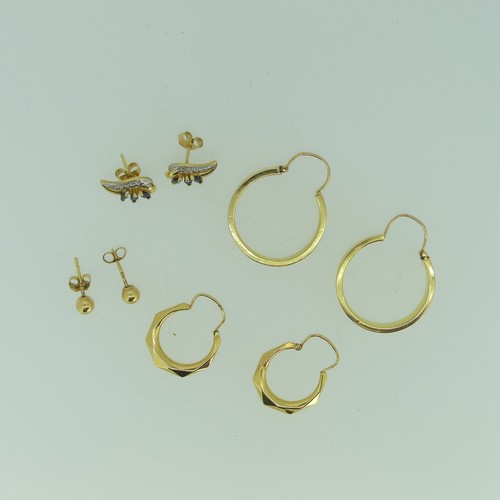 202 - A pair of 18ct yellow gold hollow hoop Earrings, 25mm wide, together with a pair of smaller 18ct gol... 