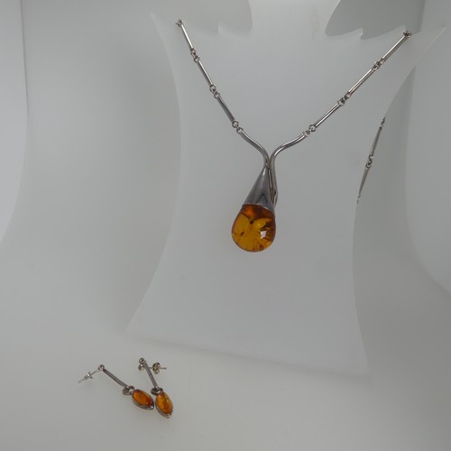 177 - A modern amber and silver Necklace, the pear shaped pendant front on ingetral silver chain, 55cm lon... 