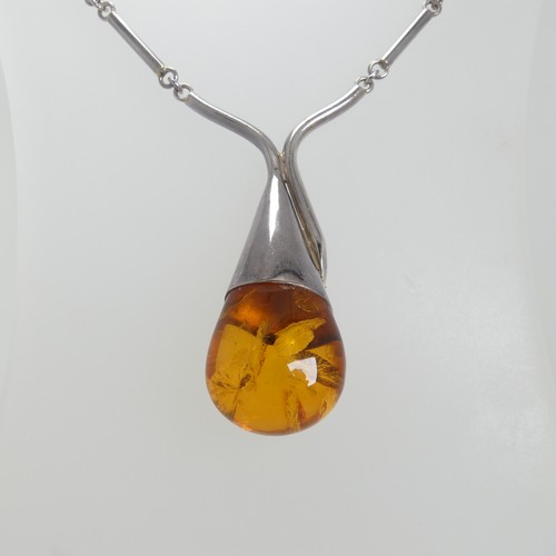 177 - A modern amber and silver Necklace, the pear shaped pendant front on ingetral silver chain, 55cm lon... 