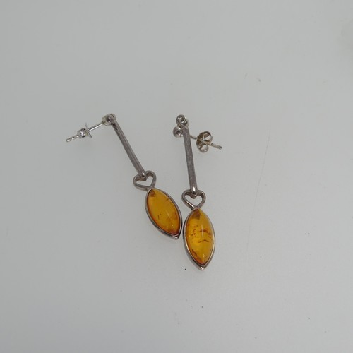 177 - A modern amber and silver Necklace, the pear shaped pendant front on ingetral silver chain, 55cm lon... 