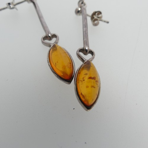 177 - A modern amber and silver Necklace, the pear shaped pendant front on ingetral silver chain, 55cm lon... 