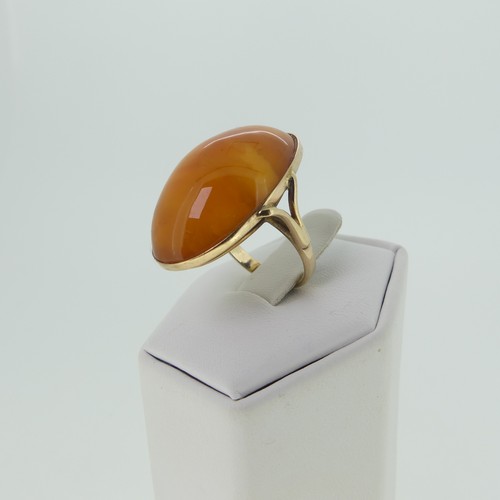 236 - An antique amber cabochon Ring, 27mm long, mounted in unmarked yellow gold, tested as 9ct gold, Size... 