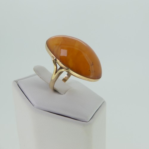 236 - An antique amber cabochon Ring, 27mm long, mounted in unmarked yellow gold, tested as 9ct gold, Size... 