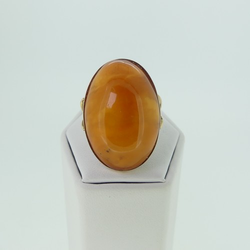 236 - An antique amber cabochon Ring, 27mm long, mounted in unmarked yellow gold, tested as 9ct gold, Size... 