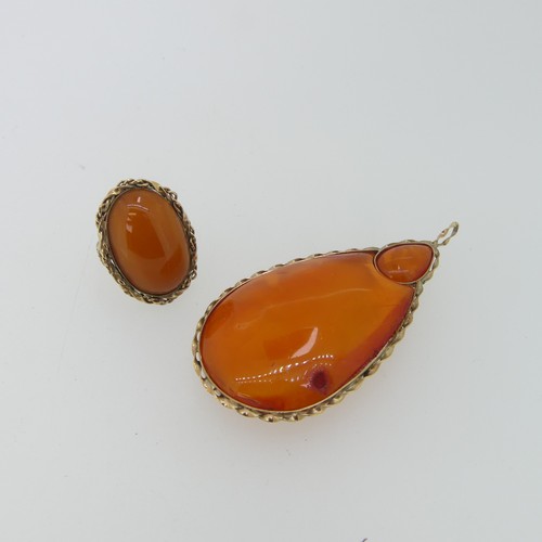 238 - A Persian amber Ring, in unmarked ropetwist border and plain shank, tested as 9ct gold, the amber 2.... 