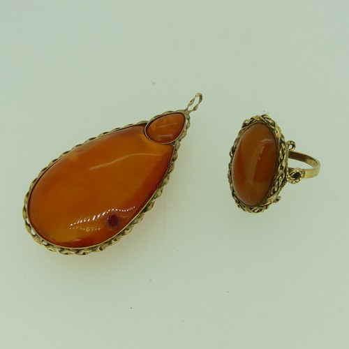 238 - A Persian amber Ring, in unmarked ropetwist border and plain shank, tested as 9ct gold, the amber 2.... 