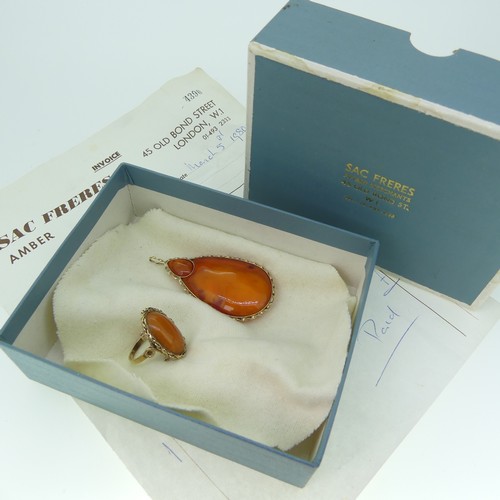 238 - A Persian amber Ring, in unmarked ropetwist border and plain shank, tested as 9ct gold, the amber 2.... 