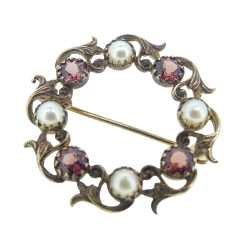 205 - A 9ct gold open Wreath Brooch, with four claw set pink pastes and four half cultured pearls, 3cm dia... 