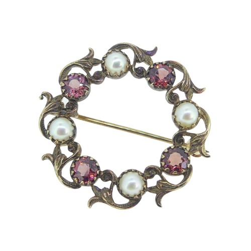 205 - A 9ct gold open Wreath Brooch, with four claw set pink pastes and four half cultured pearls, 3cm dia... 