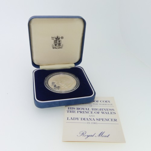 316 - Two cased Royal Mint 1981 Royal Wedding silver proof Commemorative Coins, both with certificates, to... 