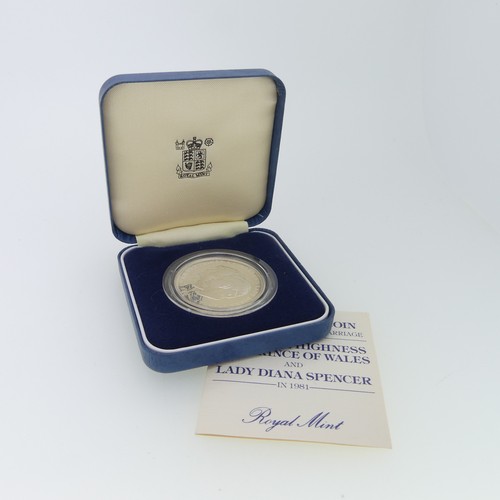 316 - Two cased Royal Mint 1981 Royal Wedding silver proof Commemorative Coins, both with certificates, to... 