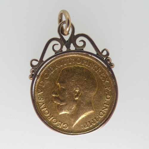 318 - A George V gold Sovereign, dated 1914, in 9ct gold pendant mount, total weight 9.9g.... 