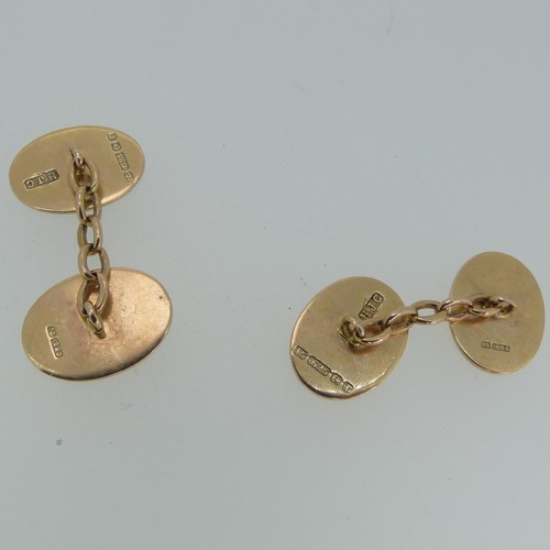 261 - A pair of 15ct yellow gold oval Cufflinks, with engine turned decoration, chain between, 6.4g.... 