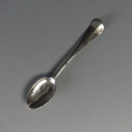 70 - A mid 18thC silver Snuff / Miniature Spoon, struck with makers mark only 'I.H', Hanoverian pattern w... 