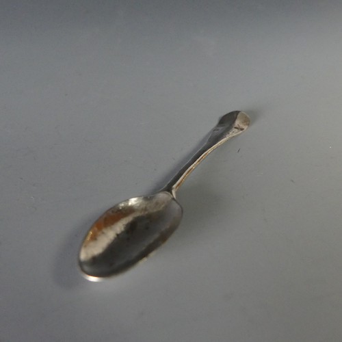 70 - A mid 18thC silver Snuff / Miniature Spoon, struck with makers mark only 'I.H', Hanoverian pattern w... 