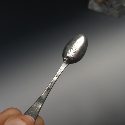 70 - A mid 18thC silver Snuff / Miniature Spoon, struck with makers mark only 'I.H', Hanoverian pattern w... 