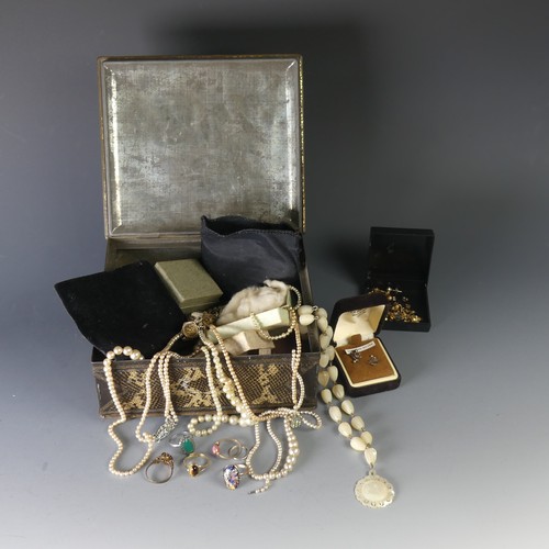 258 - A quantity of Costume Jewellery, including an enamelled pendant in the Art Nouveau style, vintage gi... 