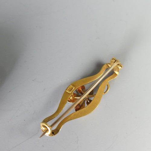 276 - A 15ct yellow gold Bar Brooch, the flowerhead centre set single seed pearl, 3.5cm long, 2.3g, togeth... 