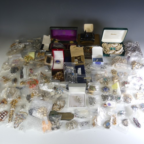 269 - A very large quantity of Vintage Costume Jewellery, including Sarah Coventry, Miracle, Hollywood, Ex... 