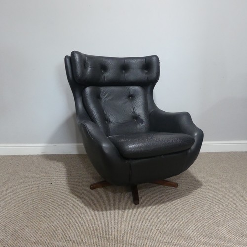 597 - A 1960s Parker Knoll 'Statesman' swivel/recline Chair, in black vinyl, W 82 cm x H 95 cm x D 80cm... 