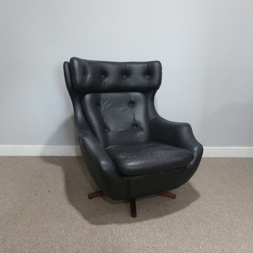 597 - A 1960s Parker Knoll 'Statesman' swivel/recline Chair, in black vinyl, W 82 cm x H 95 cm x D 80cm... 