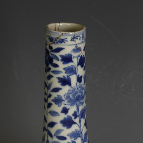 85 - A Chinese blue and white Bottle Vase, with four character mark to base, chrysanthemum and dragon pat... 