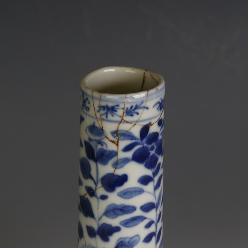 85 - A Chinese blue and white Bottle Vase, with four character mark to base, chrysanthemum and dragon pat... 