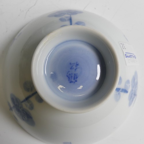 92 - A Chinese blue and white porcelain Plate, with depictions of cranes, with character mark verso, toge... 