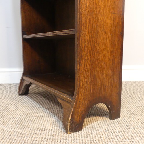 406 - An Arts and Crafts oak Bookcase with cupboard, in the manner of Liberty, W 67 cm x H 104 cm x D 25 c... 